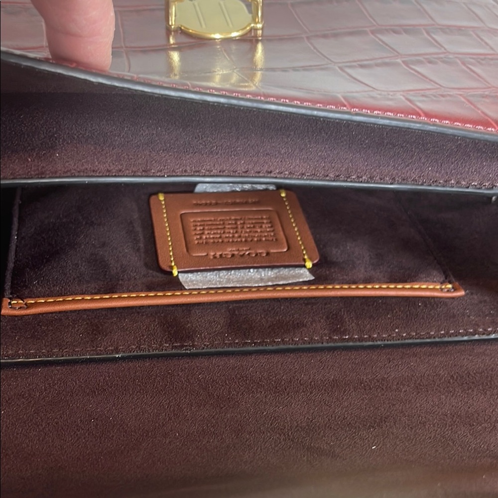 Elegant Burgundy Croc-Embossed Shoulder Bag - Picture 13 of 13